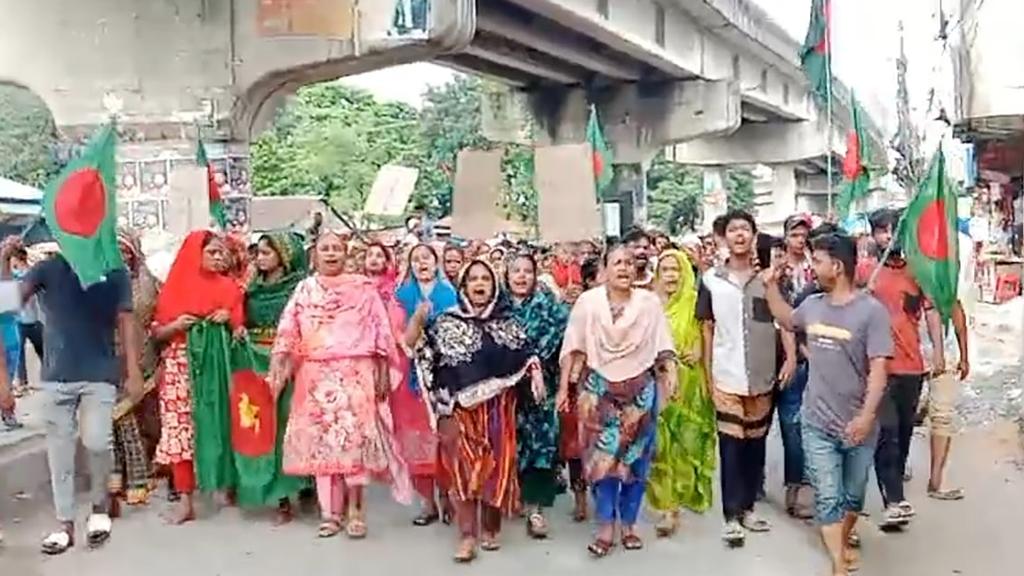 টঙ্গীতে বস্তি উচ্ছেদের প্রতিবাদে মহাসড়কে বিক্ষোভ