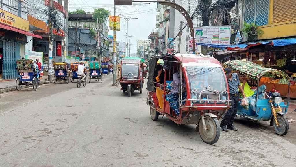 ময়মনসিংহে সতর্ক আইনশৃঙ্খলা বাহিনী, কারফিউয়ে বিপাকে মানুষ