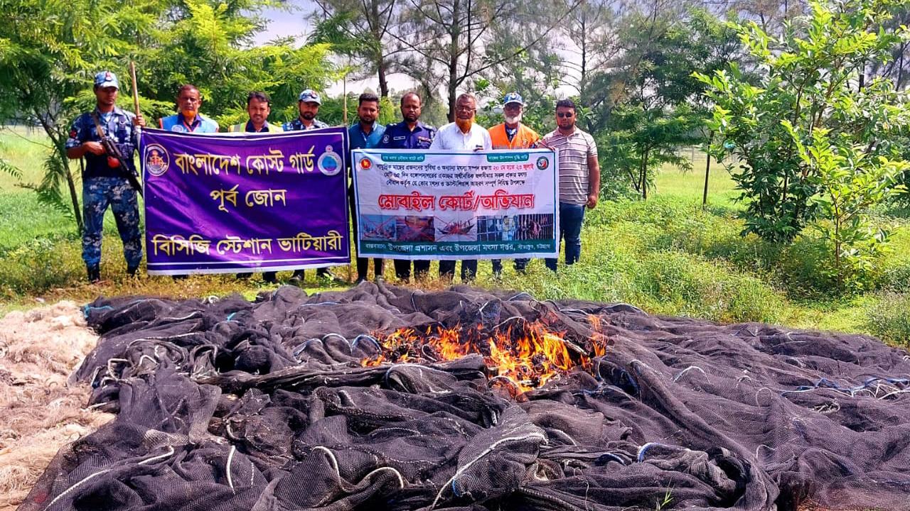 সীতাকুণ্ডে নিষেধাজ্ঞা উপেক্ষা করে সাগরে মাছ শিকার, জাল ধ্বংস