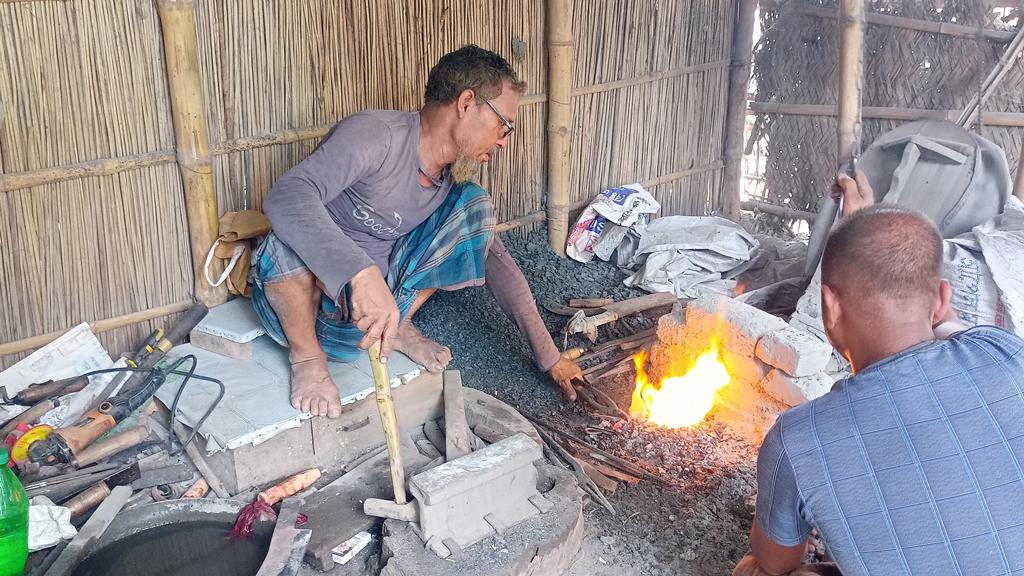 রাত পোহালেই কোরবানির ঈদ, দম ফেলার ফুরসত নেই গাংনীর কামারদের