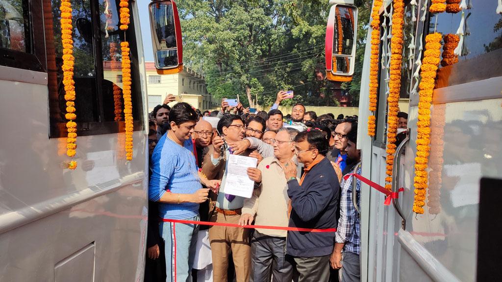 পাবনা এডওয়ার্ড কলেজে ২টি বাস উপহার দিলেন রাষ্ট্রপতি