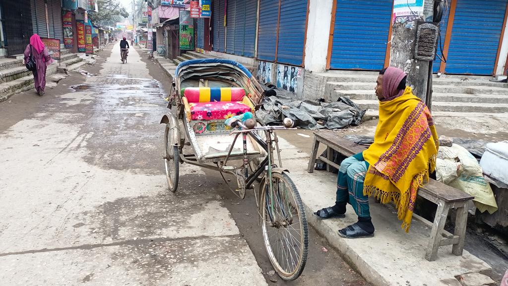 ‘পেট কি আর শীত মানে’, তীব্র ঠান্ডায় খেটে খাওয়া মানুষের কষ্ট