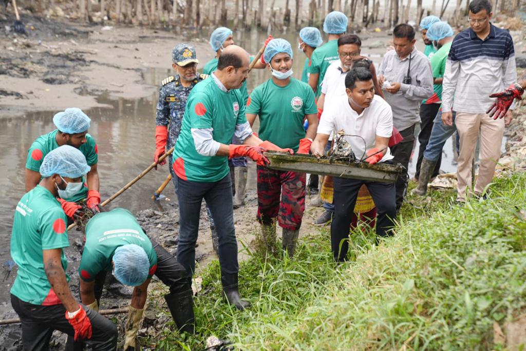 খালে যারা ময়লা ফেলে, তাদের মস্তিষ্কে ময়লা আছে: মেয়র আতিক