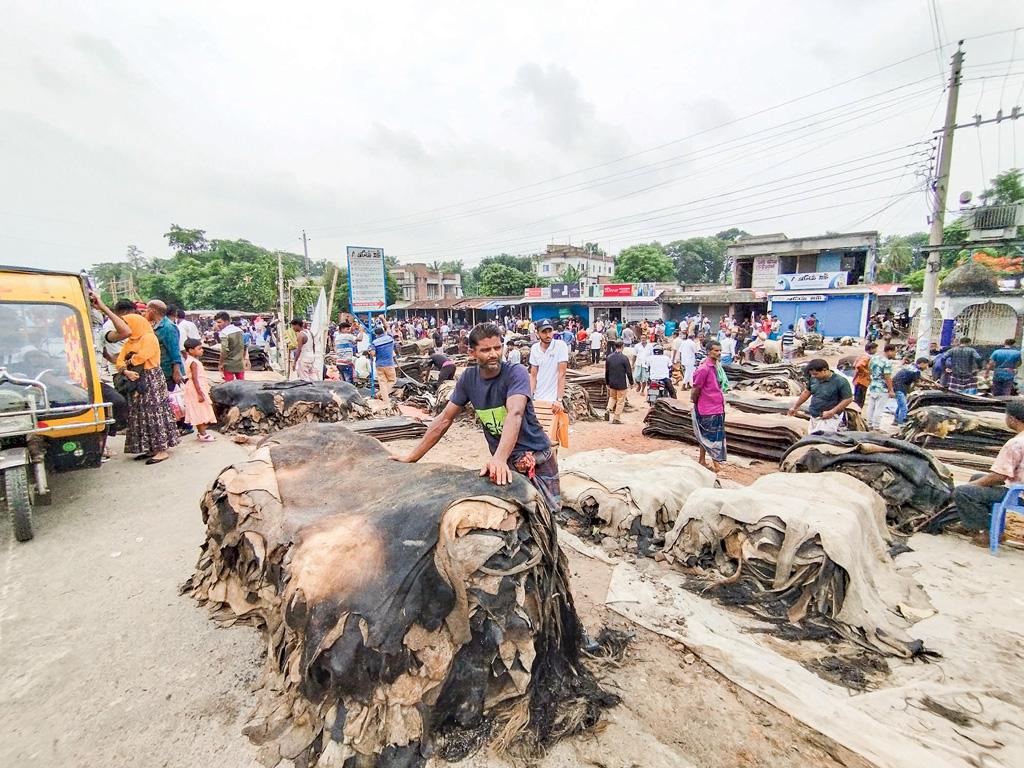 যশোরে চামড়ার বাজার: হাটেও মিলছে না নির্ধারিত দাম