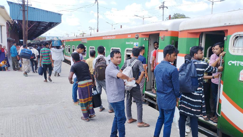 ট্রেনে ঈদযাত্রা: অগ্রিম টিকিট বিক্রির শেষ দিনে পূর্বাঞ্চলের যাত্রীদের চাপ