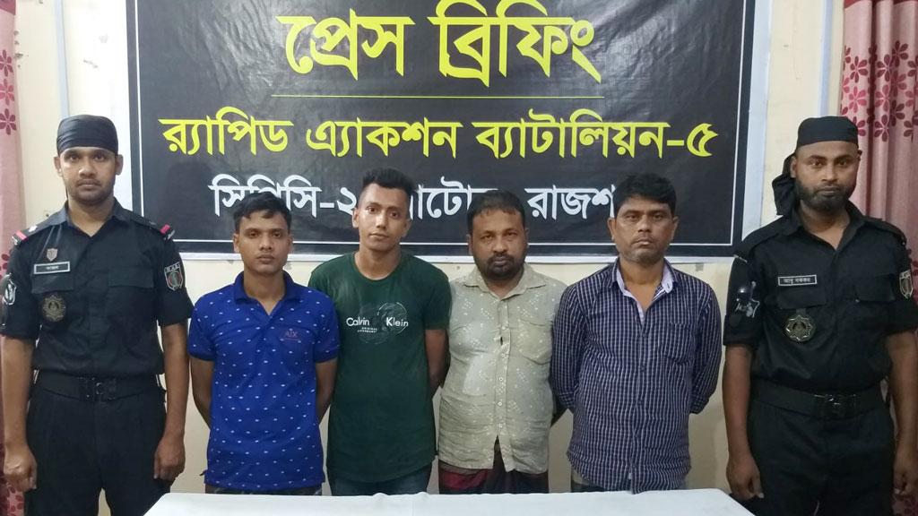 শিক্ষার্থীদের কাছে পর্নোগ্রাফি বিক্রি করায় গ্রেপ্তার ৪ 