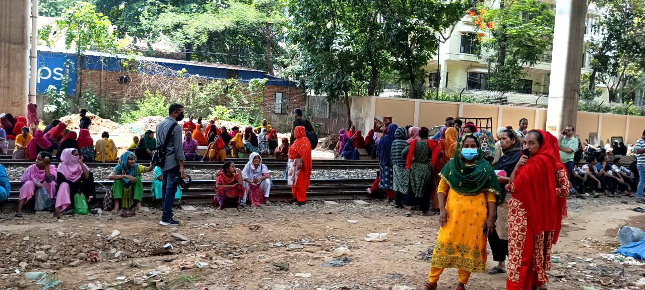 বনানীতে কারখানা বন্ধ করায় পোশাকশ্রমিকদের বিক্ষোভ