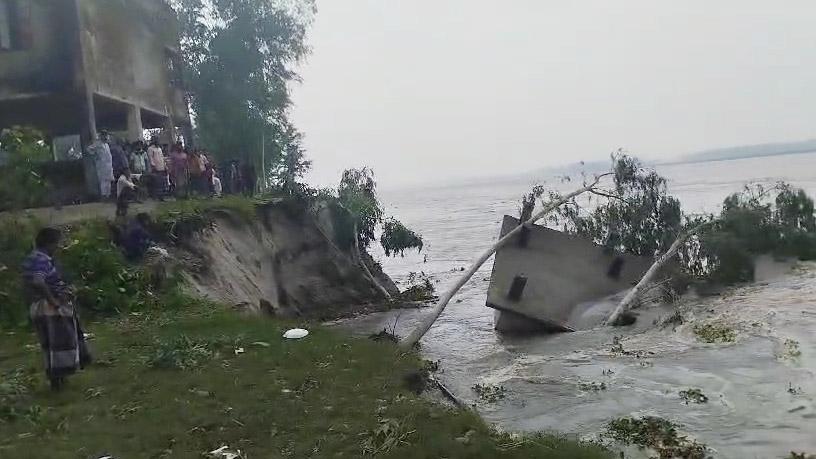 তিস্তাপারের শতাধিক পরিবার পানিবন্দী, ভাঙনে ধরলায় বিলীন ৩৫ বসতি