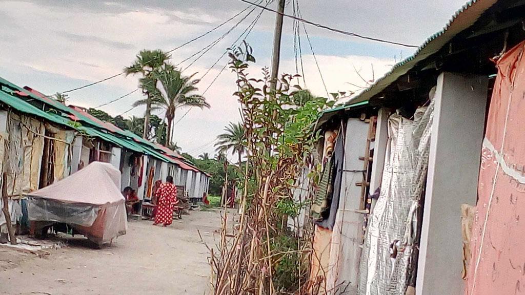 পাটকেলঘাটায় উপহারের ৫ ঘরে থাকেন না কেউ, বসবাস ইঁদুরের