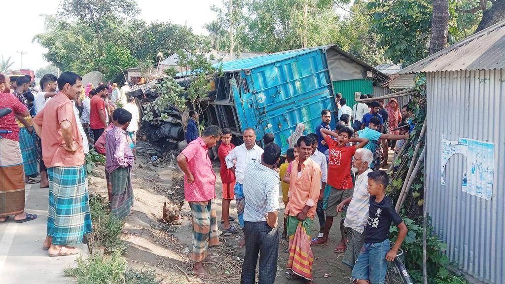 নিয়ন্ত্রণ হারিয়ে বাড়ির ভেতর কাভার্ড ভ্যান, স্ত্রী-কন্যার মৃত্যুতে পাগলপ্রায় গণেশ