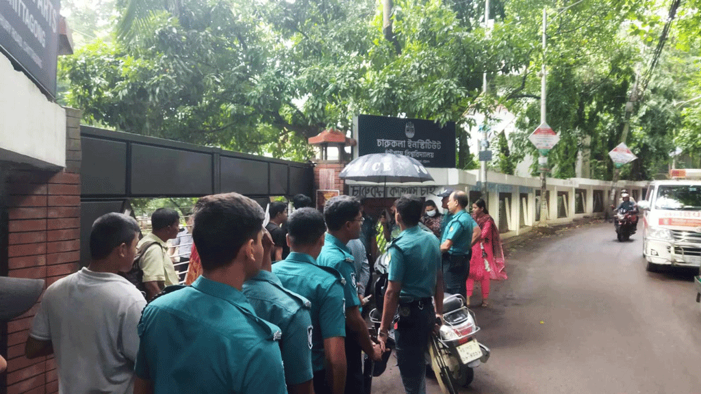 পরীক্ষায় বসতে না দেওয়ায় চবির চারুকলার ফটকে তালা