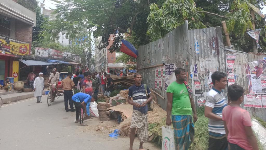 কোরবানির পশুর খাদ্য বিক্রি: জমে উঠেছে ‘এক দিনের ব্যবসা’