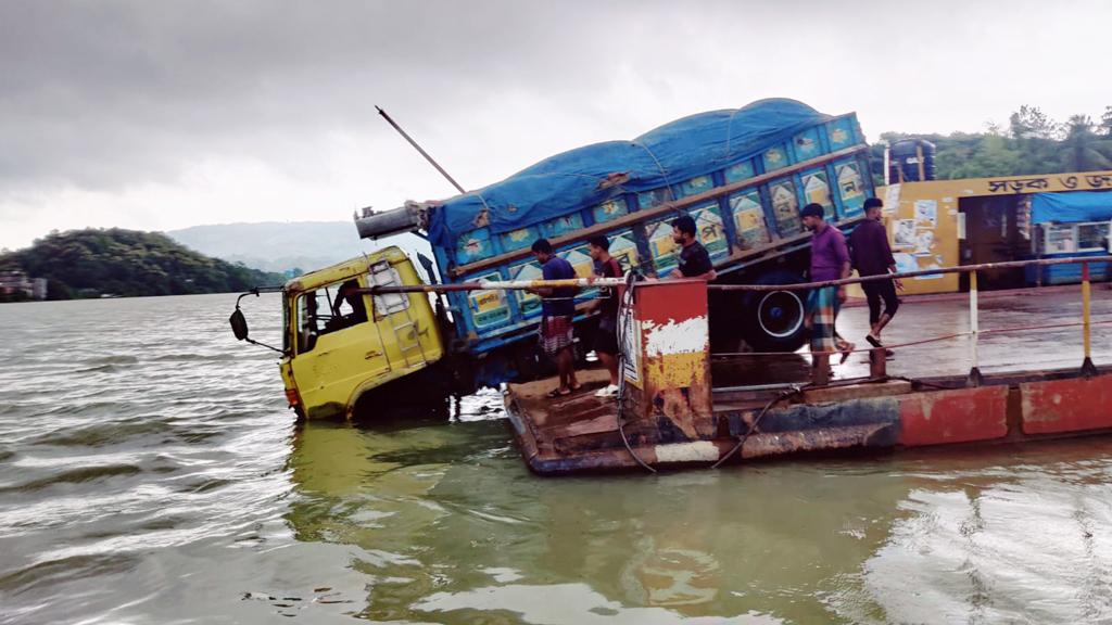 ব্রেক ফেল করে ট্রাক ঝুঁকে আছে নদীতে, রাইখালীতে ফেরি চলাচল বন্ধ