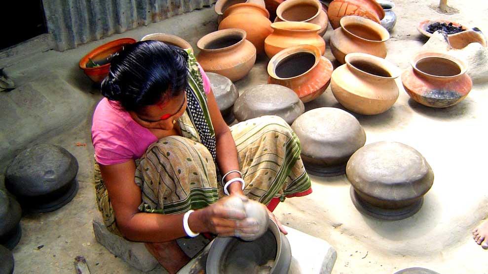 চরম দুর্ভোগে কালীগঞ্জের মৃৎশিল্পের কারিগরেরা