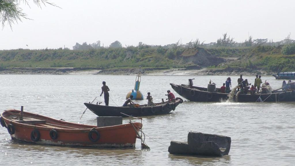 পন্টুন উদ্ধারের আগেই অর্ধকোটি টাকার মালামাল লোপাটের অভিযোগ