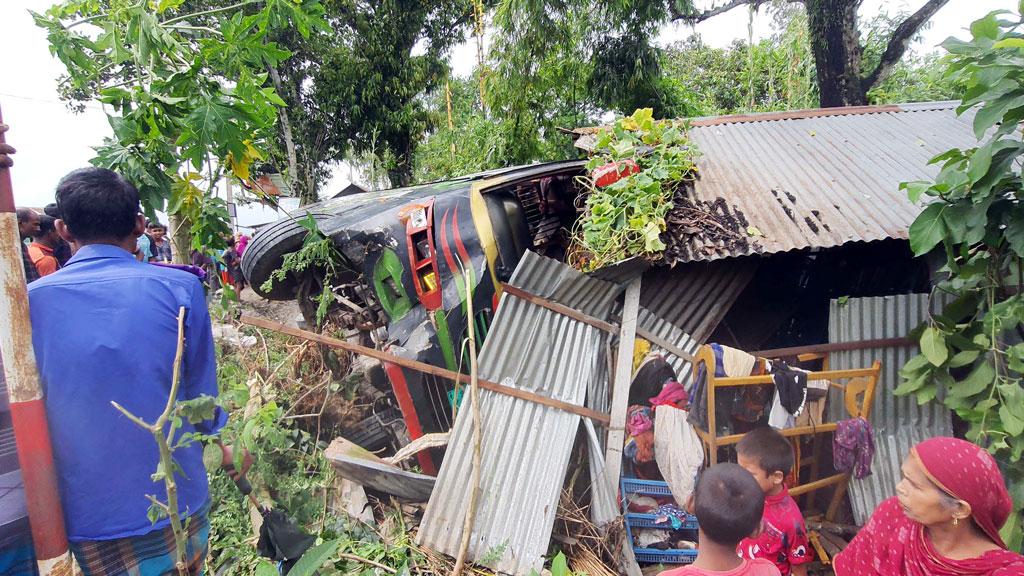 টাঙ্গাইলে নিয়ন্ত্রণ হারিয়ে বসতঘরে যাত্রীবাহী বাস, নিহত ১ 