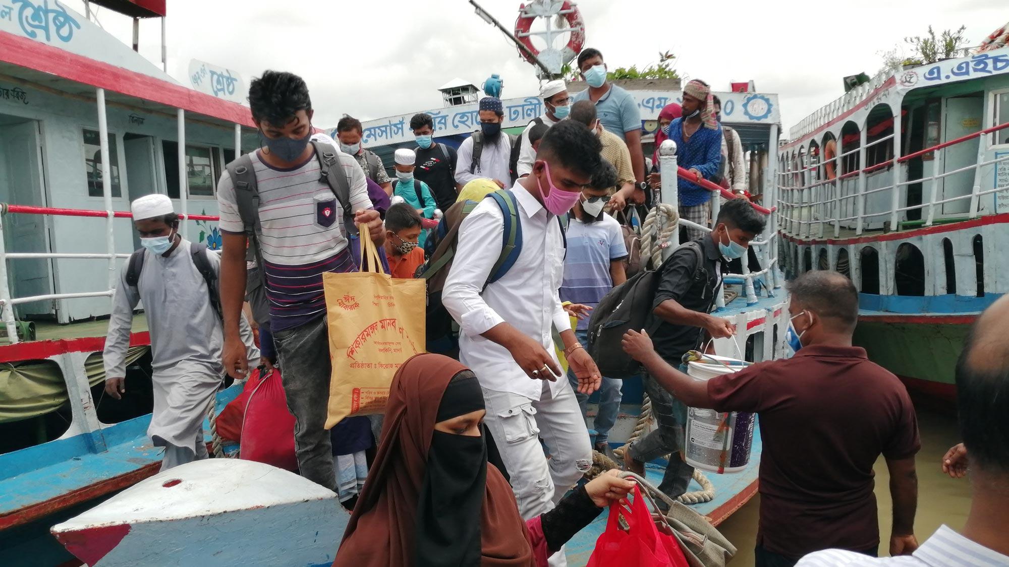 বাংলাবাজার-শিমুলিয়া নৌরুটে ঘরমুখী মানুষের ভিড়