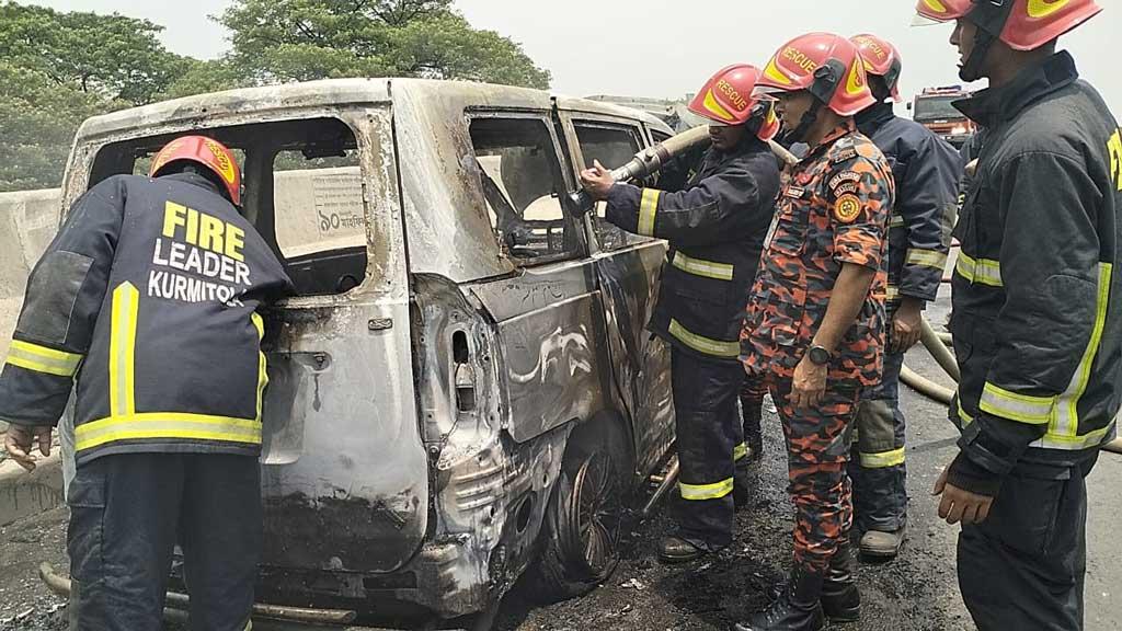 রাজধানীর বিমানবন্দর এলাকায় উড়াল সেতুতে মাইক্রোবাসে আগুন 