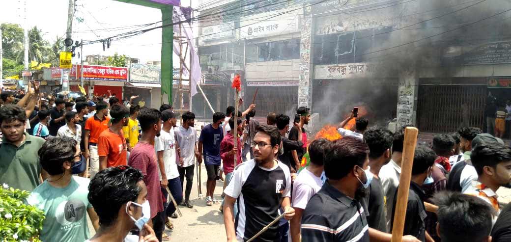 কুষ্টিয়ায় আওয়ামী লীগ কার্যালয়সহ কয়েকটি স্থাপনায় ভাঙচুর, ৪ সাংবাদিক গুলিবিদ্ধ