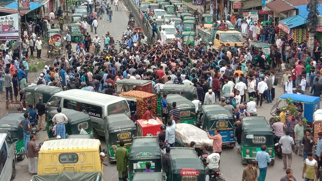 কোটা বাতিলের দাবিতে চবি শিক্ষার্থীদের চট্টগ্রাম-রাঙামাটি মহাসড়ক অবরোধ 