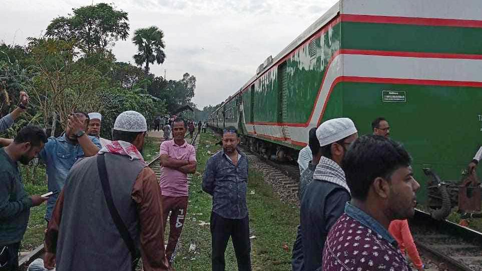 সিলেটগামী পারাবত ট্রেনের ইঞ্জিন বিকল, ৩ ঘণ্টা চলাচল বন্ধ