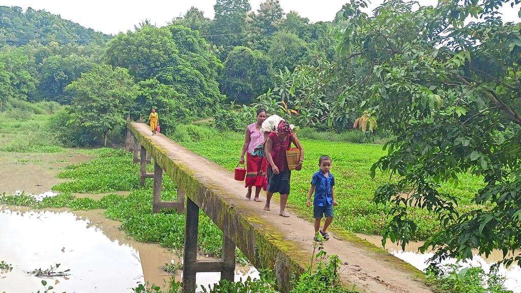 এক যুগ রেলিংবিহীন সেতু ঝুঁকি নিয়ে পারাপার