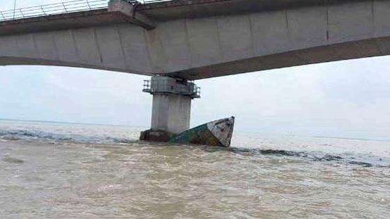 বঙ্গবন্ধু সেতুর পিলারের সঙ্গে ধাক্কায় বাল্কহেড ডুবি, এখনো নিখোঁজ আবুল শিকদার