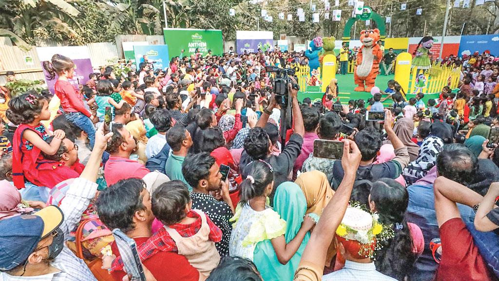 অমর একুশে বইমেলা: ক্রেতার চেয়ে দর্শনার্থী বেশি