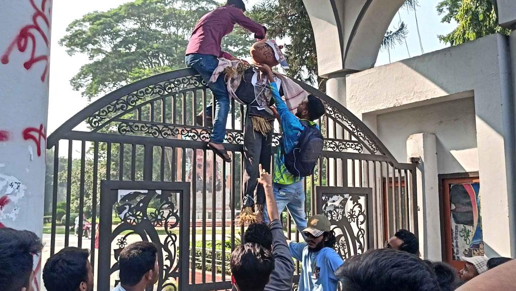 সমকামিতাসহ নানা অভিযোগ: ইবি শিক্ষকের কুশপুত্তলিকা দাহ, বিক্ষোভ