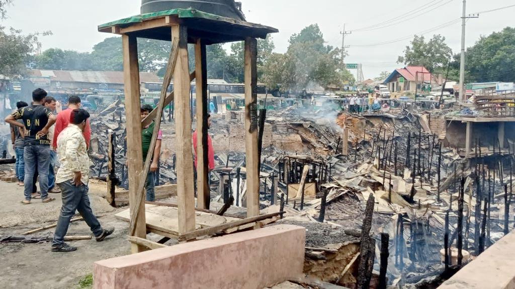 দীঘিনালায় আগুনে পুড়ল ৬০টি দোকান 