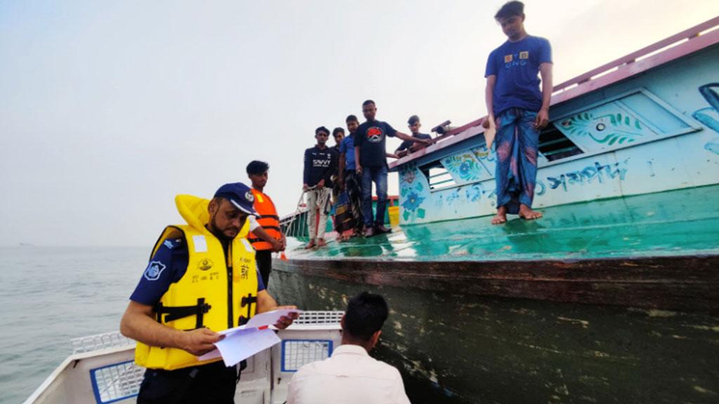 চাঁদপুরে নিষেধাজ্ঞা অমান্য করে জাটকা ধরায় ২২ জেলে আটক