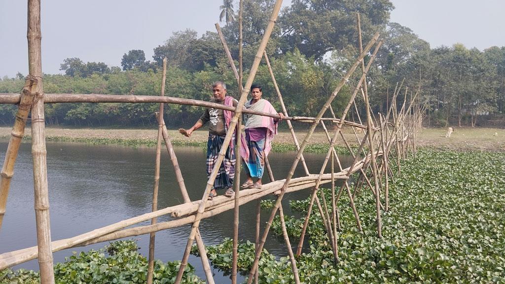 নড়বড়ে সাঁকোই ভরসা ১০ গ্রামের মানুষের