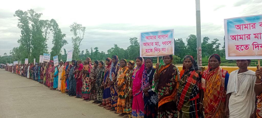 বালু ও পাথর খেকোদের হাত থেকে জাফলং চা-বাগান রক্ষায় মানববন্ধন