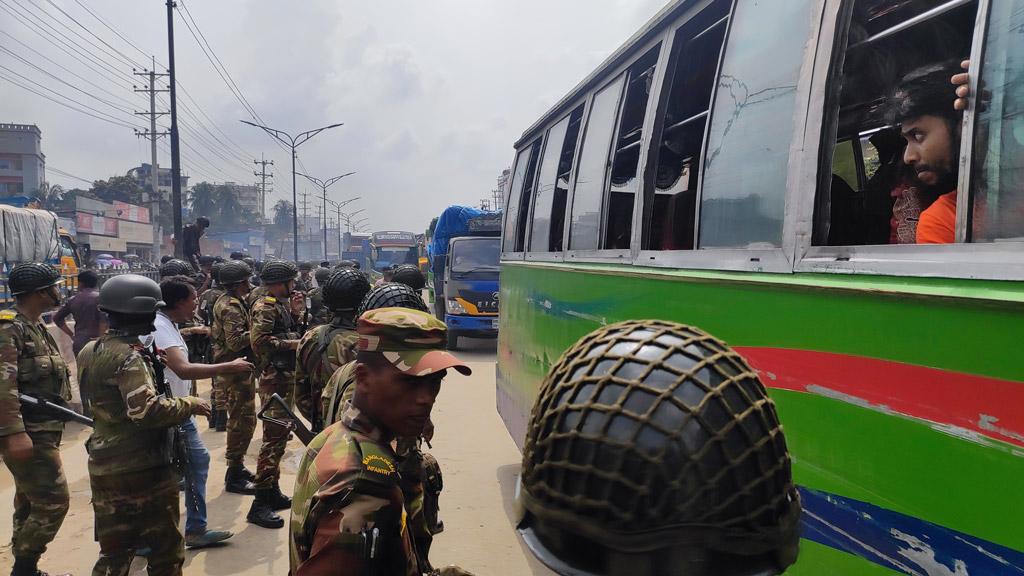 ৫২ ঘণ্টা পর নবীনগর-চন্দ্রা মহাসড়কের বাইপাইলে যান চলাচল শুরু