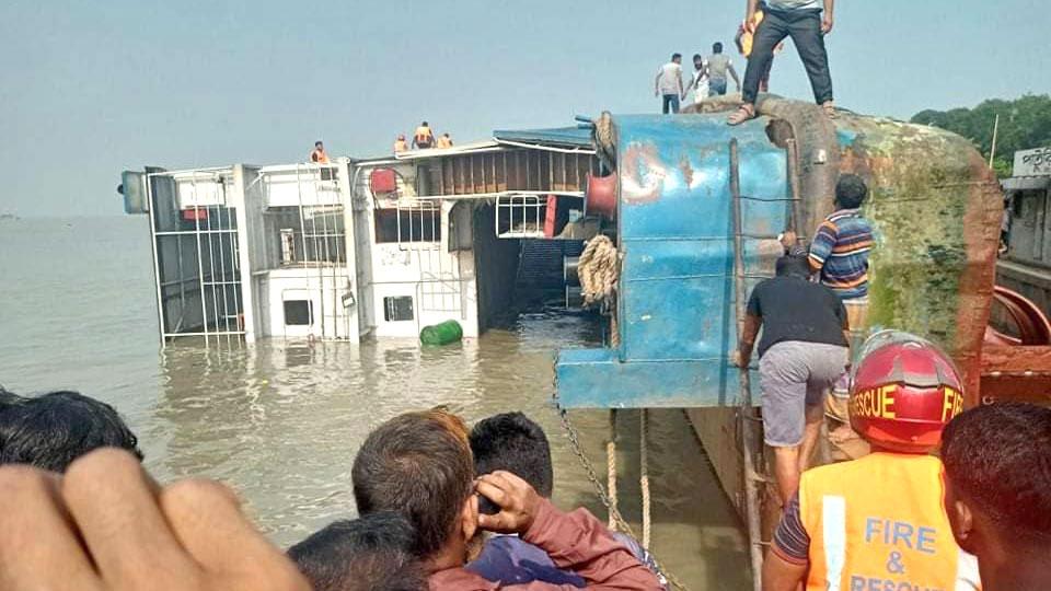 অর্ধেক ফেরির আয়ু শেষ, চলছে ঝুঁকিতে