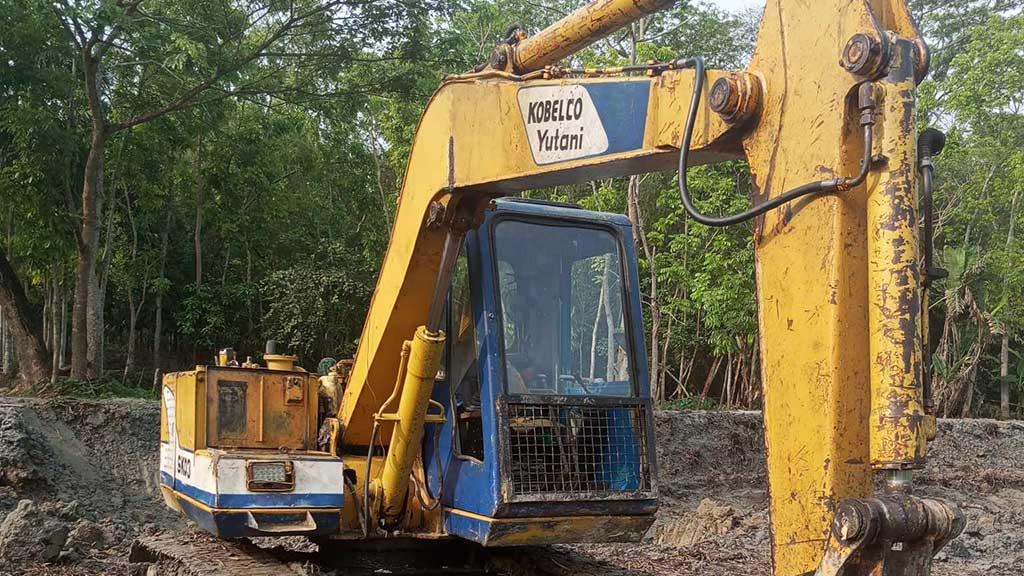 মুলাদীতে রাস্তা নির্মাণে চাঁদা না দেওয়ায় খননযন্ত্রের অংশ খুলে নেওয়ার অভিযোগ