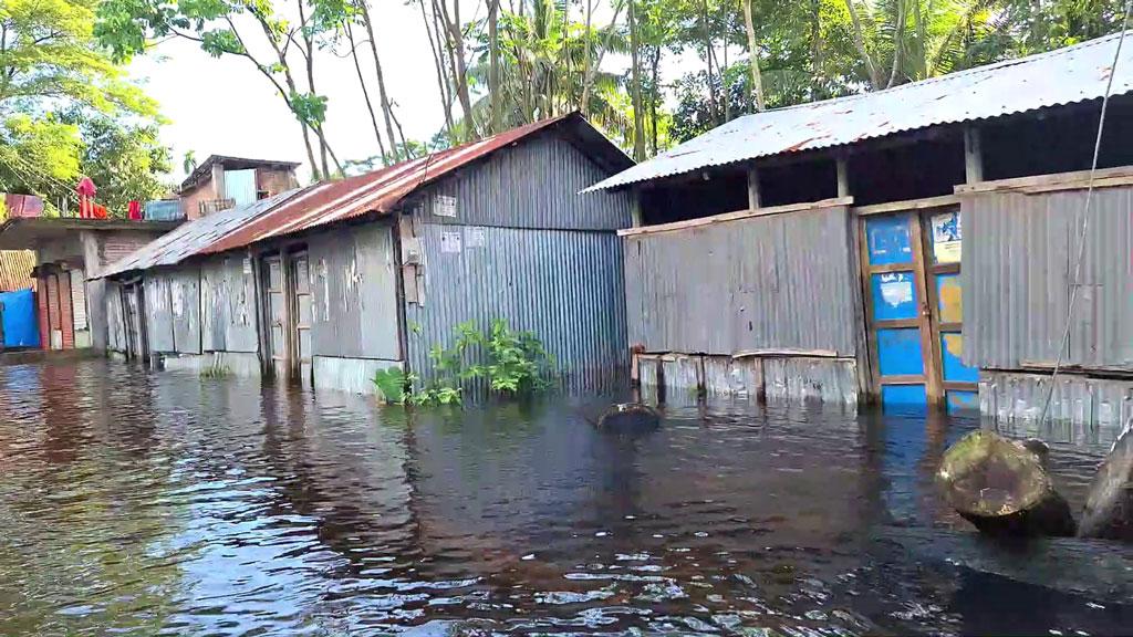 লক্ষ্মীপুরে বন্যার পানি নামতে শুরু করলেও কমেনি দুর্ভোগ