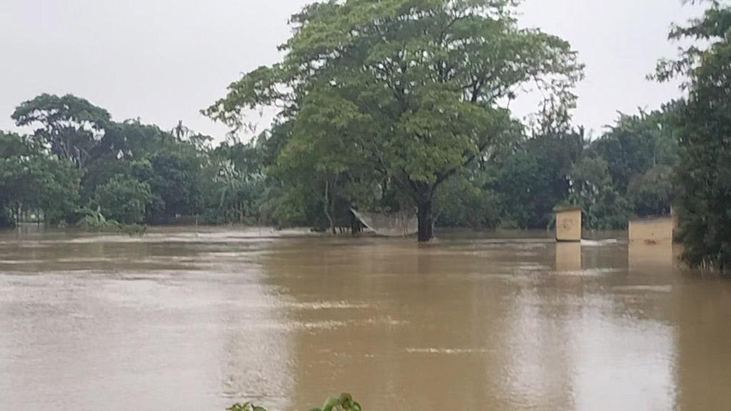 দুর্গাপুরে ৪০ গ্রামের নিম্নাঞ্চল প্লাবিত, খাবার ও বিশুদ্ধ পানির সংকট