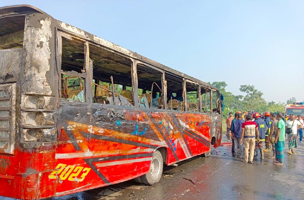 মানিকগঞ্জে যাত্রীবাহী বাসে আগুন