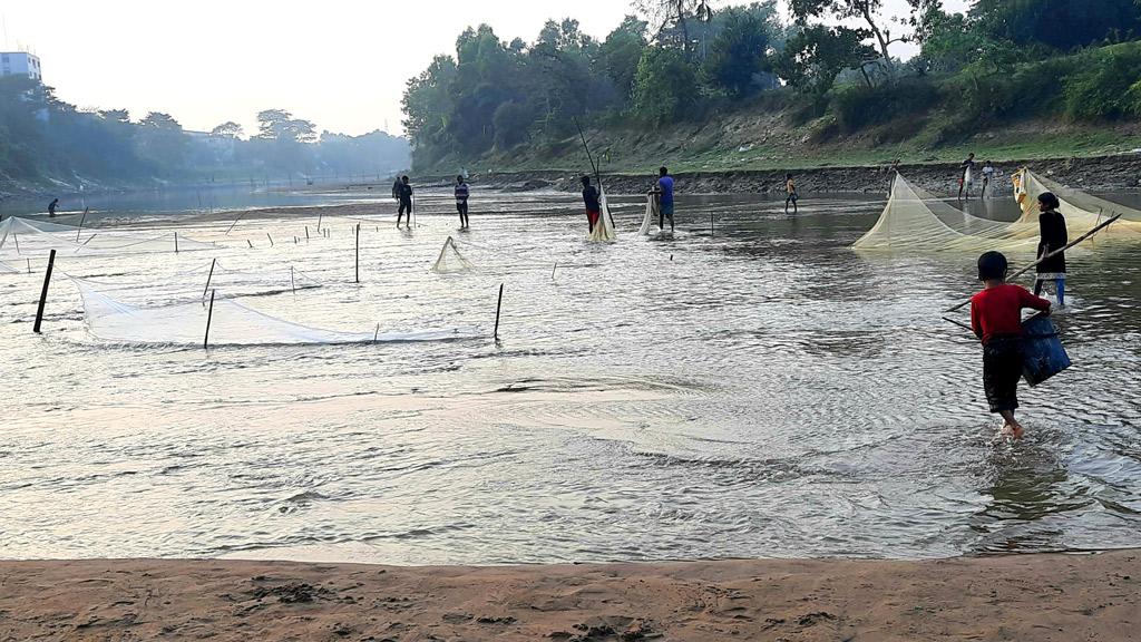 মনু নদে মাছ শিকার