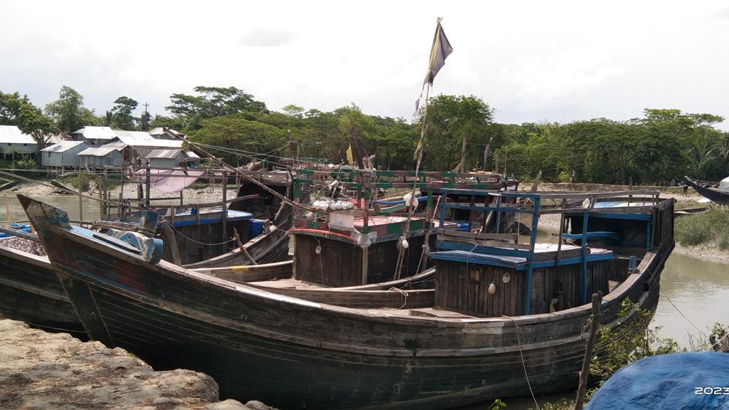 ঘূর্ণিঝড় মোখা: উপকূলে ফিরছে শত শত মাছ ধরার ট্রলার