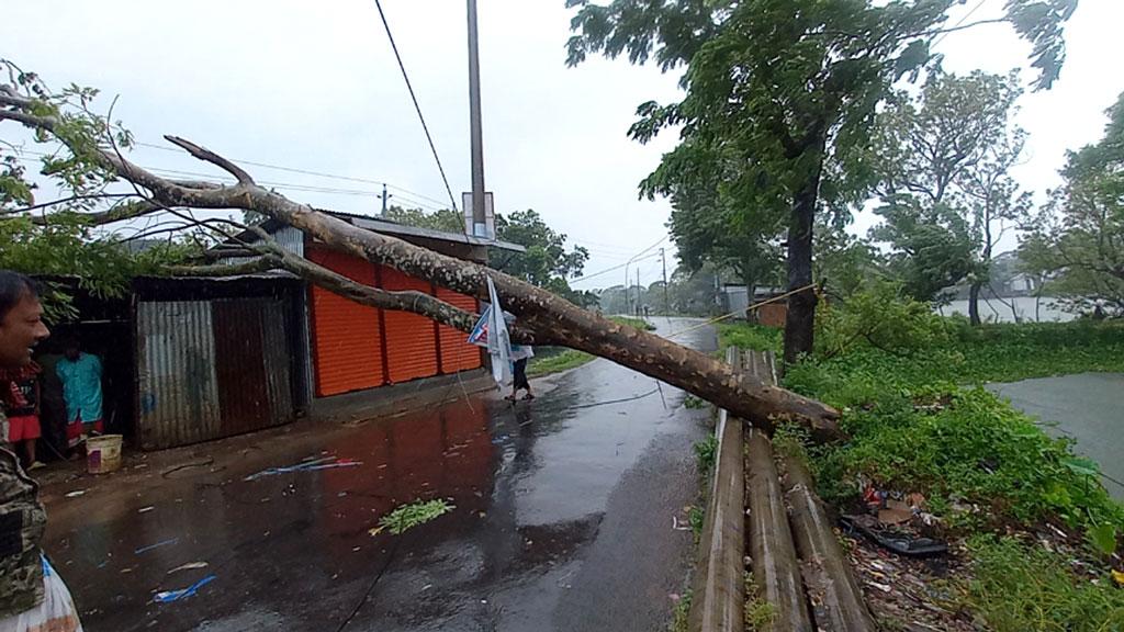 চাঁদপুরে বেড়েছে বাতাসের গতিবেগ ও বৃষ্টি