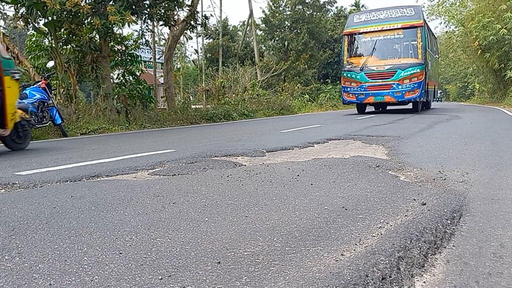 ৬ মাসেই পিচ উঠে চাঁদপুর-রায়পুর সড়কে গর্ত