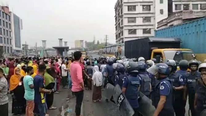 বেতন দেওয়ার প্রতিশ্রুতি দিয়ে শ্রমিকদের নামে মামলা করলেন কারখানা মালিক