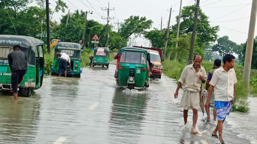 নামছে বন্যার পানি, ভেসে উঠছে সড়ক