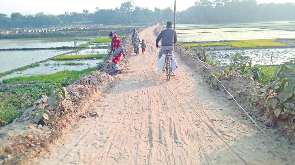 দরপত্র এক সড়কের, খুঁড়লেন অন্যটি