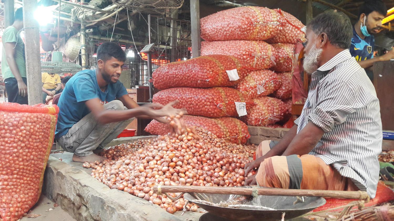 বিপাকে পেঁয়াজ ব্যবসায়ীরা