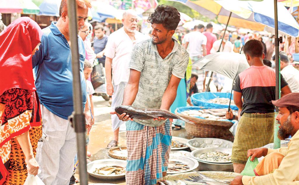 ‘মাছ-মাংস পাত থিকা উঠিচে, সবজিতেও টান পড়িচ্চে’