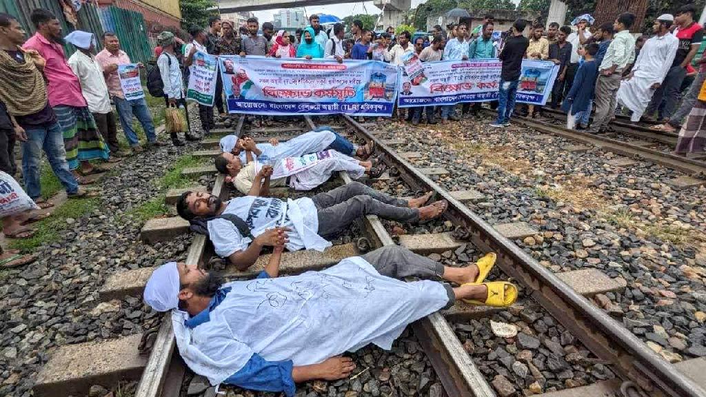 রেলশ্রমিকদের অবরোধে সারা দেশের সঙ্গে ঢাকার রেলযোগাযোগ বন্ধ