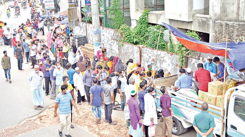 নিত্যপণ্যের দাম বাড়ায় টিসিবির ট্রাকের পেছনে বাড়ছে লাইন